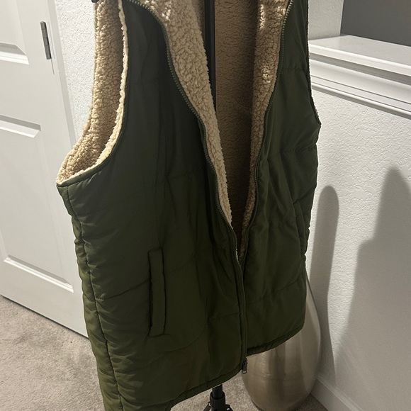 Olive Green Women's Puffer Vest with Sherpa Lining BNWOT - Picture 4 of 6